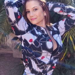 A pretty and cute girl masturbates with a massager and sprays water many times. She vibrates on the sexy white stocking chair and then inserts fingers into her head to buckle the anus.