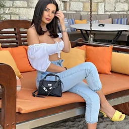 Well-known comic exhibition big-breasted cosplayer Yunai's pink pussy was shaken to orgasm by a little monster,