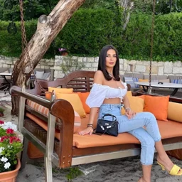 An erotic and cute beauty with an urge to put it in your mouth ~Please put it all in your throat~