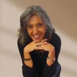 Bai Hu, a female anchor, rides on top. Bai Hu’s tight and tender pussy is fucked by the young man until she squirts with juice. Then he inserts a dildo into her anus and masturbates.