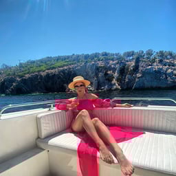 [Flirting with my colleague's brother's girlfriend] A flat model goes into the sea, with her front and back bulging. This pair of white rabbits are amazing. They have sex without a condom, and their vagina is watery and they are wiped very carefully.