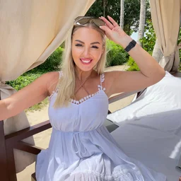 The white and tender young lady kept fucking her and there was no water in her pussy.