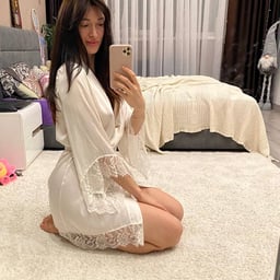 A slutty internet celebrity young woman masturbates in a one-piece sexy outfit and moans while playing with a vibrator, tail and butt plug on the sofa. It’s very tempting. If you like it, don’t miss it.