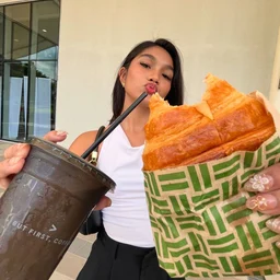 Newcomer's tearful, tense AV debut. Beautiful girl with big breasts hiding a G cup after taking off her clothes.