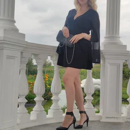 :A girl who sells her body to sell alcohol. A girl who sells her body to sell alcohol.