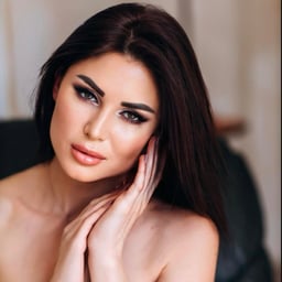 A plump Internet celebrity performs the role of a beautiful girl in special clothes who comes to serve a lonely man!