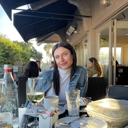 Beautiful butt stunner bunny rises up and rubs her sexy buttocks