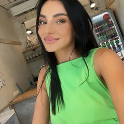 A part-time college student who earns pocket money is so happy being fucked by a middle-aged uncle’s cock that his expression gradually loses control