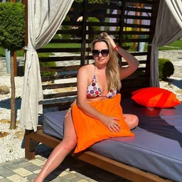 Plump and voluptuous Chinese model Mo Yu was privately photographed on a large scale in the hotel.