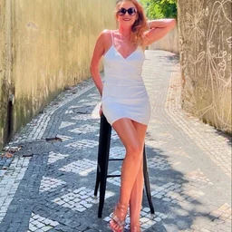 Sexy white silk stockings born after 00 seduced a student girl with a top figure and was won by her big brother with a lot of money 2