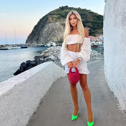 :A pure, slender, white and tender beauty from the art school is dating a rich second-generation girl, giving her a very erotic blowjob and footjob! A pure, slender, white and tender beauty from the art school is dating a rich second-generation girl, giving her a very erotic blowjob and footjob!