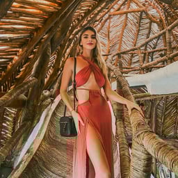 4P passionate famous scenes [3] Top stunner! Temperament goddess! Sexy suspenders and sexy outfits, the two girls take turns licking the dicks, and the white tiger's tender pussy is pumped out to its fullest, making the audience envious