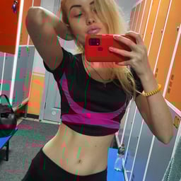 [Honour] The proprietress of a grilled fish shop who often eats late-night snacks pretends to be in the shop and then asks her to have sex in the dormitory. She is extremely coquettish.