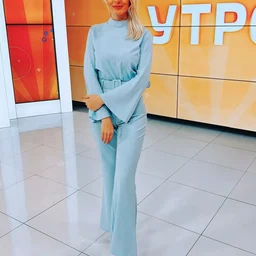 The sexy female wolf with black stockings, high heels and long legs puts on a passionate show, sitting on a dildo, moaning and moaning in various ways. She uses the chair leg to penetrate her pussy, and uses a baseball bat to poke her pussy to stimulate i