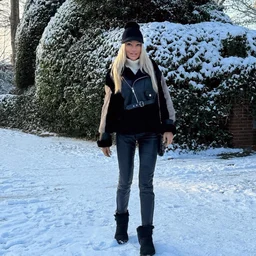 Secretly making out 12 times at my childhood friend's parents' house after a long visit