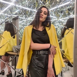 The photographer and the female assistant secretly filmed the female model taking a shower