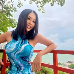 The adolescent daughter falls in love with her father’s big cock!